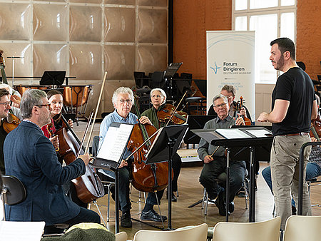 Dirigent Orr Guy im Austausch mit Prof. Lothar Strauss 2024, Copyright: MUTESOUVENIR | Kai Bienert
